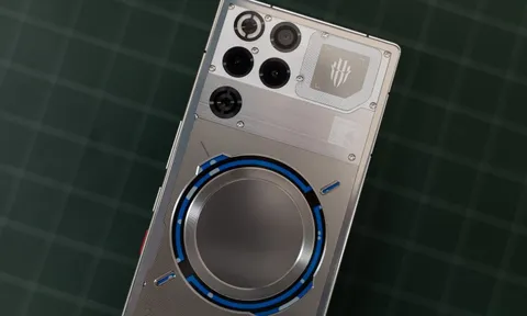 Trải nghiệm điện thoại có tản nhiệt chất lỏng đầu tiên trên thế giới