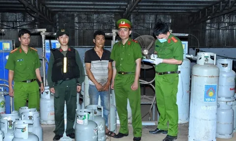 Đồng loạt khám xét 10 địa điểm trong chuyên án lớn, bắt 16 đối tượng, thu hàng trăm tấn tang vật