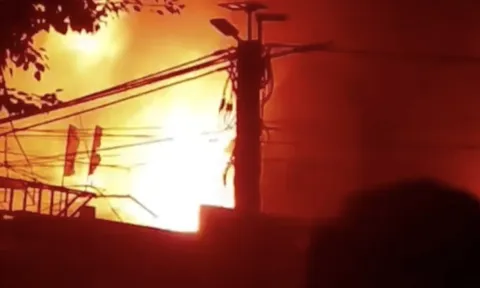 Cháy lớn tại xưởng mây tre giang đan rộng ngàn m2