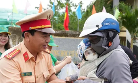 CSGT Lâm Đồng tặng lì xì, quà cho bà con trên đường về quê ăn Tết