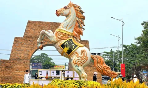 CLIP: Ngắm linh vật ngựa oai phong tại đường hoa xuân Vĩnh Long