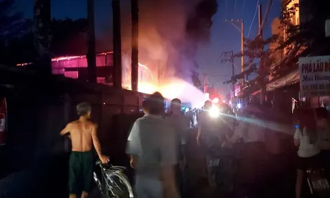 Khói lửa bốc cao từ nhà kho nhà thờ ở TPHCM