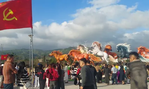 Nườm nượp người đến check-in đàn linh vật ngựa ở Quảng Trị