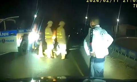 CLIP: Tài xế ô tô dừng xe giữa đường tranh cãi sau khi đã uống bia rượu
