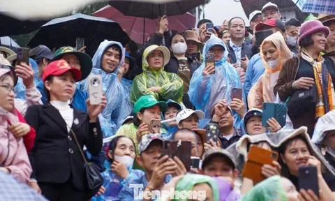 Biển người đội mưa khai hội chùa Hương