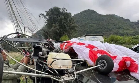 Dù lượn bất ngờ rơi trúng ô tô đang chạy trên quốc lộ