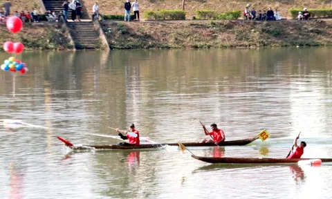 Đua thuyền độc mộc trên dòng sông chảy ngược