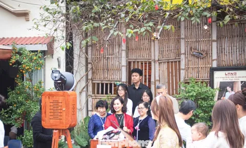 Dòng người 'đổ bộ' làng cổ Đường Lâm, săn ảnh Tết xưa