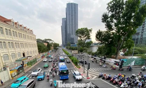 Bất ngờ hình ảnh đường phố TPHCM trong sáng đầu tiên đi làm sau Tết
