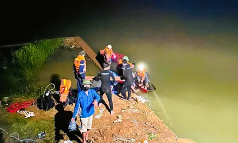 Ô tô lao xuống sông, tài xế tử vong trong cabin