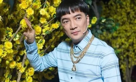 Đàm Vĩnh Hưng đeo đầy vàng, Khánh Vân khóc vì được chồng hơn 17 tuổi cưng chiều