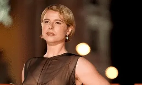 Nữ diễn viên 37 tuổi khoe dáng nóng bỏng với váy xuyên thấu