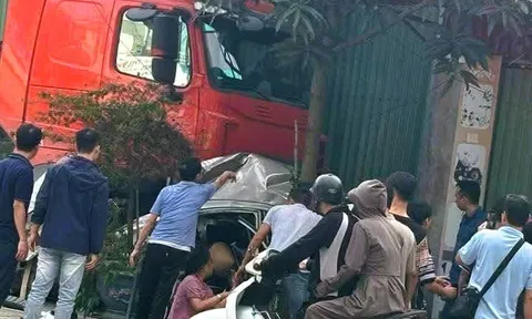 Xe đầu kéo va chạm ô tô con rồi lao lên vỉa hè tông chết người ngồi bên đường