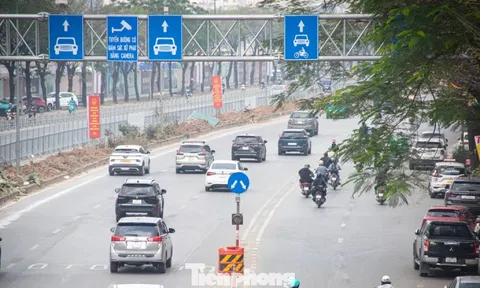 Hà Nội: Tháo dỡ hàng rào sắt phân làn và giải phân cách trên đường Võ Chí Công