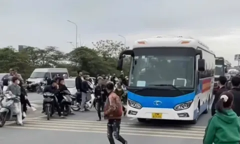 Nam thanh niên cản trở xe làm nhiệm vụ trong lễ giao, nhận quân