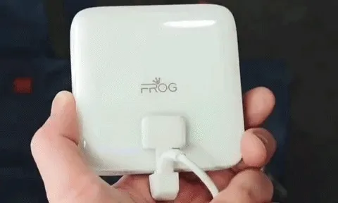 Smartphone xoay độc lạ tích hợp tay cầm chơi game