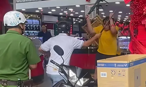 Người phụ nữ cầm dao "quậy tưng" tiệm vàng ở Mỹ Tho