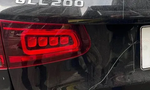 Vụ Mercedes bị đập gương, cào xước khi đỗ bên đường ở Hà Nội: Danh tính người phụ nữ vừa bị khởi tố