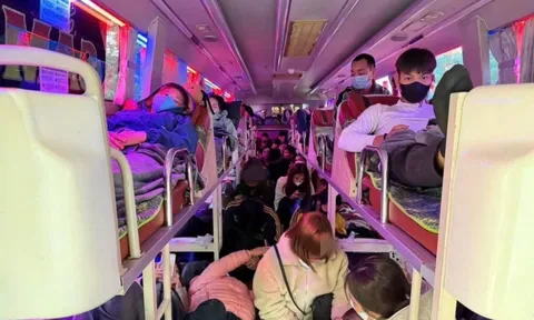 Xe khách 19 chỗ “nhồi nhét” 60 người, bị phạt hơn 220 triệu đồng
