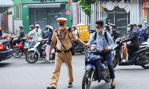Rất nhiều người đi xe máy "hồn nhiên" mắc lỗi này mỗi ngày mà không biết có thể bị phạt tới 6 triệu đồng