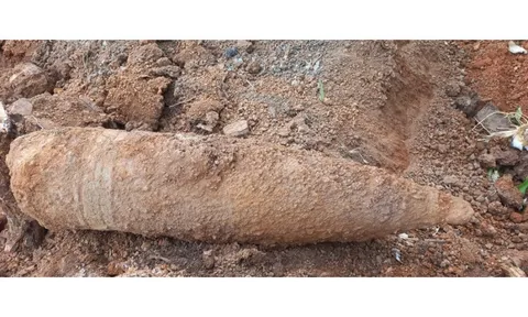 Đào móng xây hàng rào, người dân Gia Lai phát hiện 2 quả đạn "khủng"