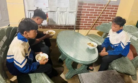 Ba thiếu niên trên một xe máy, không đội mũ bảo hiểm, bỏ nhà đi 250 km