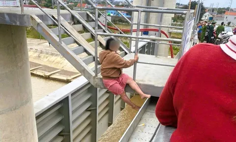 Cảnh sát cứu thai phụ mang thai 7 tháng định nhảy cầu tự tử