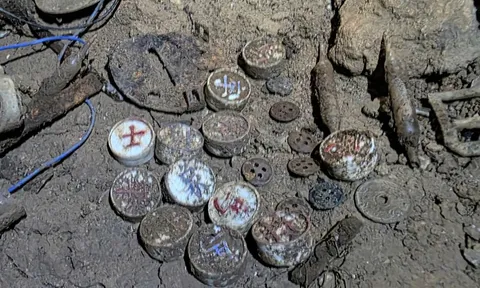 Tìm thấy hài cốt liệt sĩ trong hang đá, cùng tiền xu phát hành năm 1958