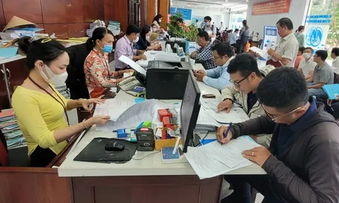 Lương cơ sở dự kiến tăng 8% từ 1-7, những khoản nào sẽ được điều chỉnh theo?