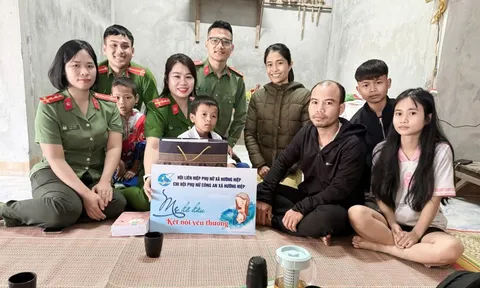 Các nữ chiến sĩ công an nhận đỡ đầu con của người mẹ trẻ tử vong do lũ cuốn.