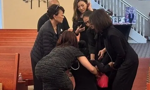 Mẹ ca sĩ Kasim Hoàng Vũ đứng không vững, tiễn con trong đau đớn