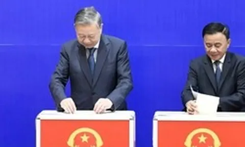 Hình ảnh Tổng Bí thư Tô Lâm cùng lãnh đạo Đảng, Nhà nước thực hiện quyền cử tri