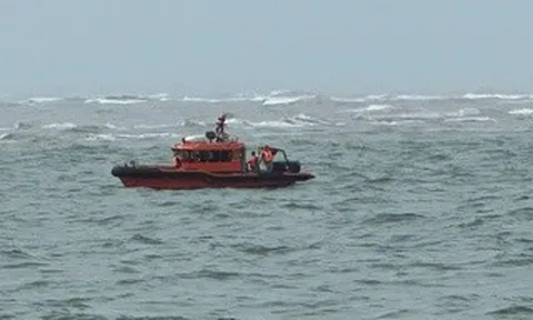 Sóng lớn đánh chìm thuyền ở cửa Gianh, một ngư dân mất tích