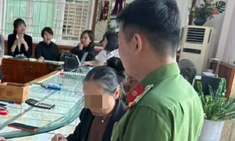 Cụ bà mang 19 chỉ vàng đi bán để chuyển tiền cho kẻ lừa đảo