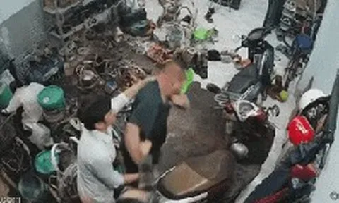 Xuất hiện clip thứ 2 vụ người đàn ông ở Hà Nội bị 3 đối tượng lạ kéo từ trong nhà ra ngoài đánh