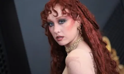 Nữ ca sĩ hở bạo bất ngờ bị cấm diễn