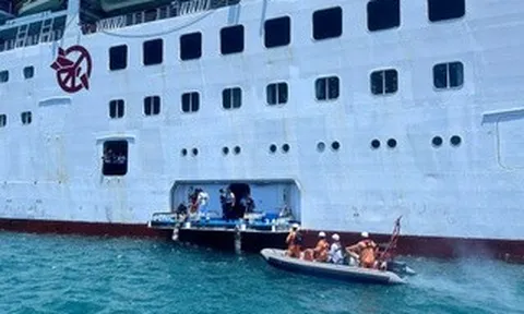 Khẩn cấp ứng cứu 2 du khách Nhật Bản trên tàu du lịch