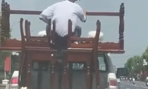 Công an TP Huế thông tin vụ "xe bán tải biển xanh chở người "đánh đu" phía sau thùng"