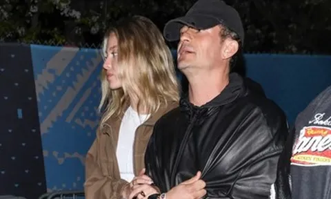 Tài tử Orlando Bloom hẹn hò bạn gái kém 21 tuổi