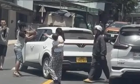 CLIP: Người chồng đập phá xe taxi chở vợ giữa phố