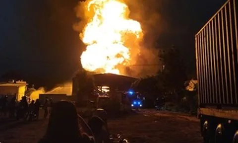 Cháy ngùn ngụt kèm nổ lớn ở công ty sơn tại TPHCM