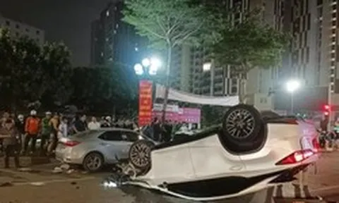 Hà Nội: Ô tô Lexus gây tai nạn liên hoàn trên phố Trung Kính rồi lật ngửa