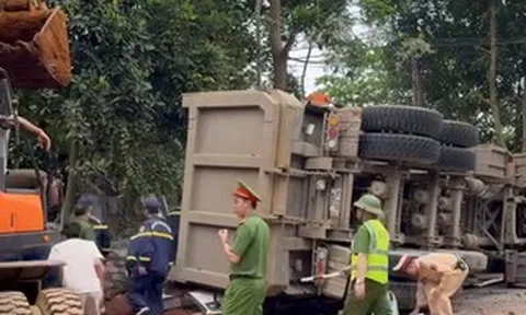 Xe tải chở đất lật đè nát xe ô tô con, xe máy, 2 người tử vong