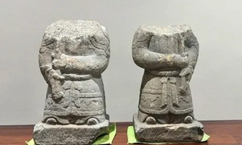 Tìm thấy 2 bức tượng cổ bị mất đầu ở đền Thần