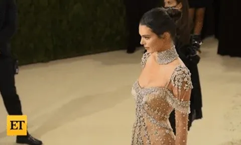 Đường cong nóng bỏng của siêu mẫu đắt giá nhất có 285 triệu người theo dõi