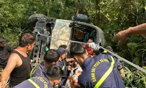 Vụ xe khách chở đoàn nhân viên ngân hàng lao xuống vực: Chiếc xe không bị rơi sâu nhờ yếu tố nào?