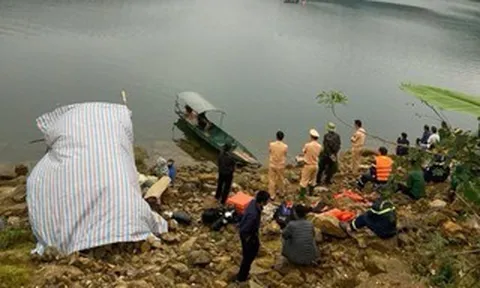 Lật thuyền đánh cá trên hồ thủy điện, con bơi được vào bờ, 2 vợ chồng mất tích