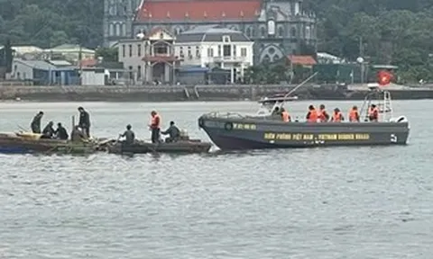 Dông lốc khiến mảng đánh bắt hải sản lật úp, 2 mẹ con tử vong