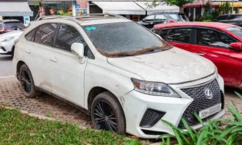 Xót xa xe sang Lexus RX350 hơn 4 tỷ bỏ hoang nhiều năm trên vỉa hè Hà Nội