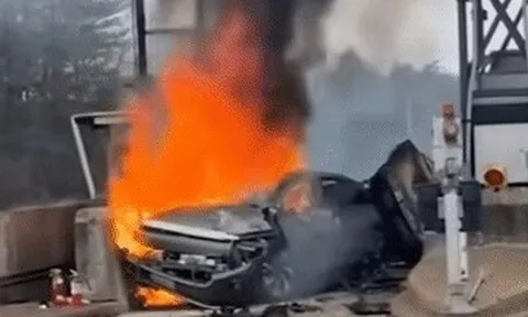 Nam diễn viên 52 tuổi thoát chết sau khi mắc kẹt trong xe bốc cháy